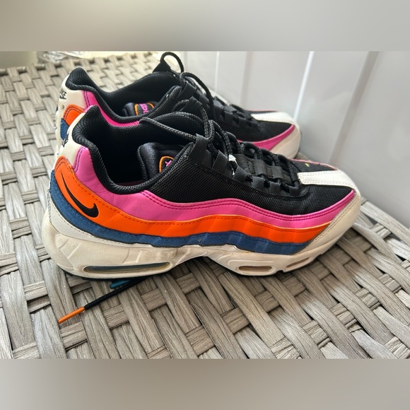 Nike Air Max 95 Essential Multi Sneakers size 9.5 CW6990 100 - Picture 1 of 3